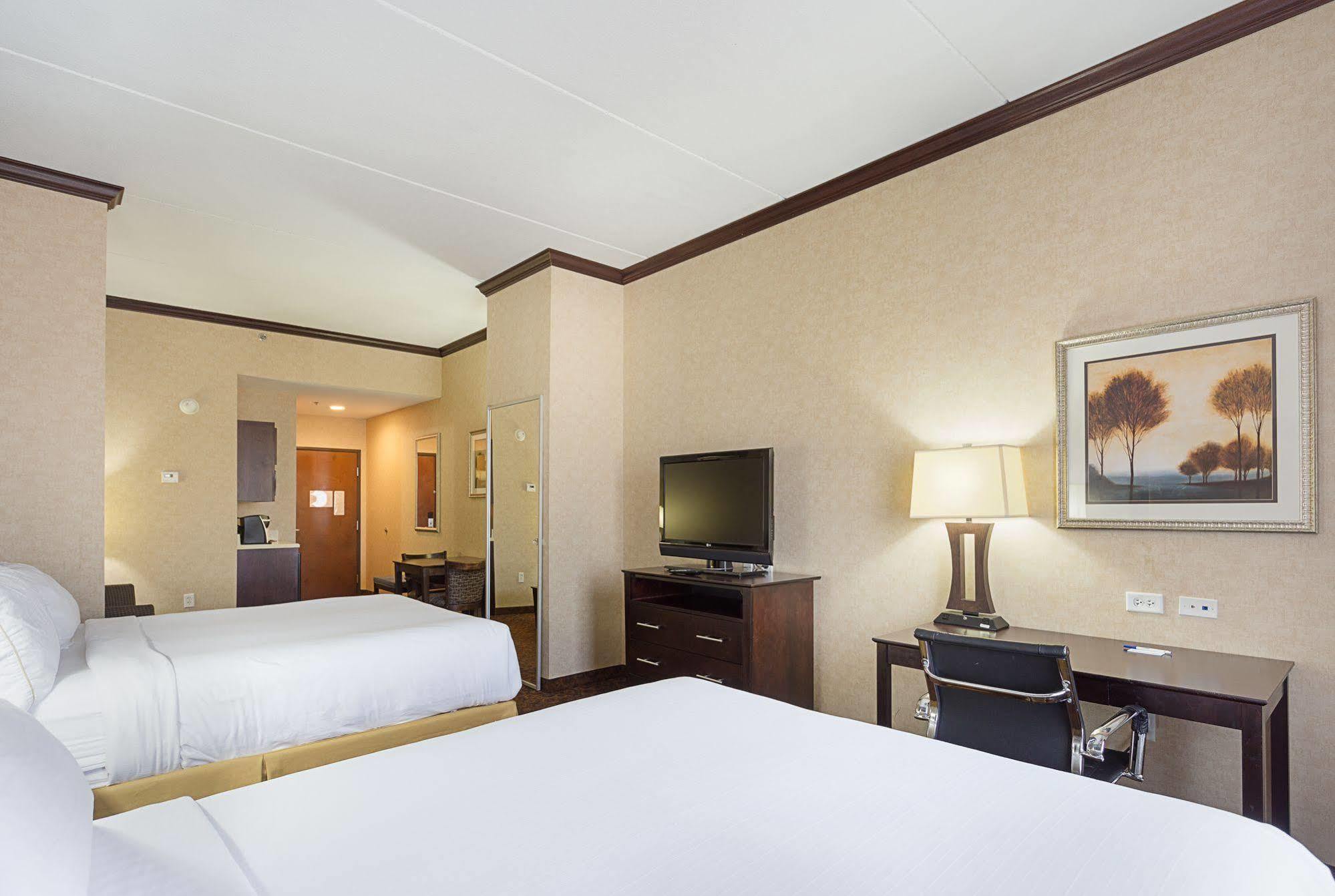 Holiday Inn Express Hotel & Suites Byram By Ihg Exterior foto